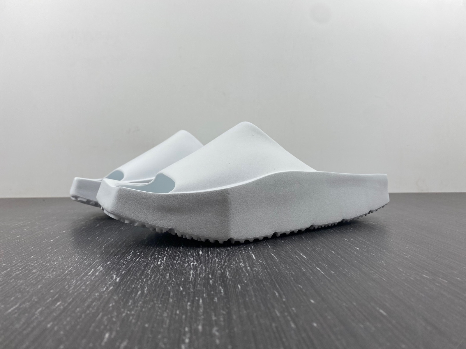 jordan hex mule arrives in “off white” dq8992-100