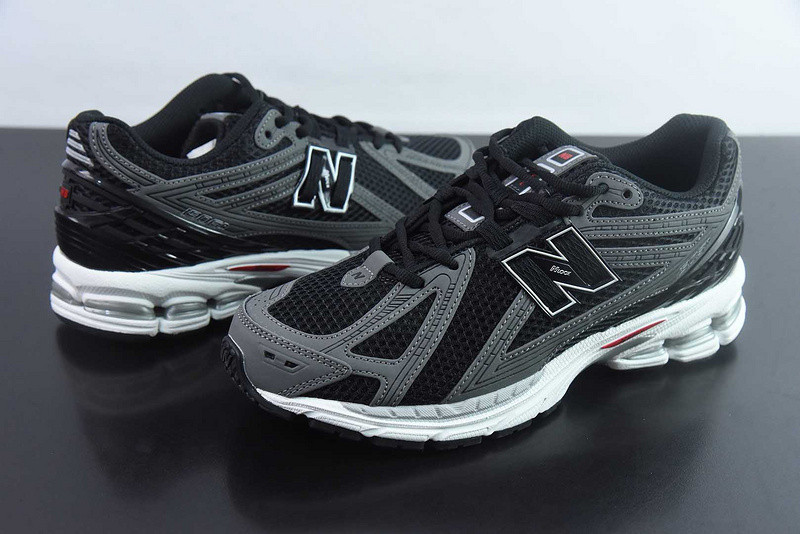 NEW BALANCE SNEAKER