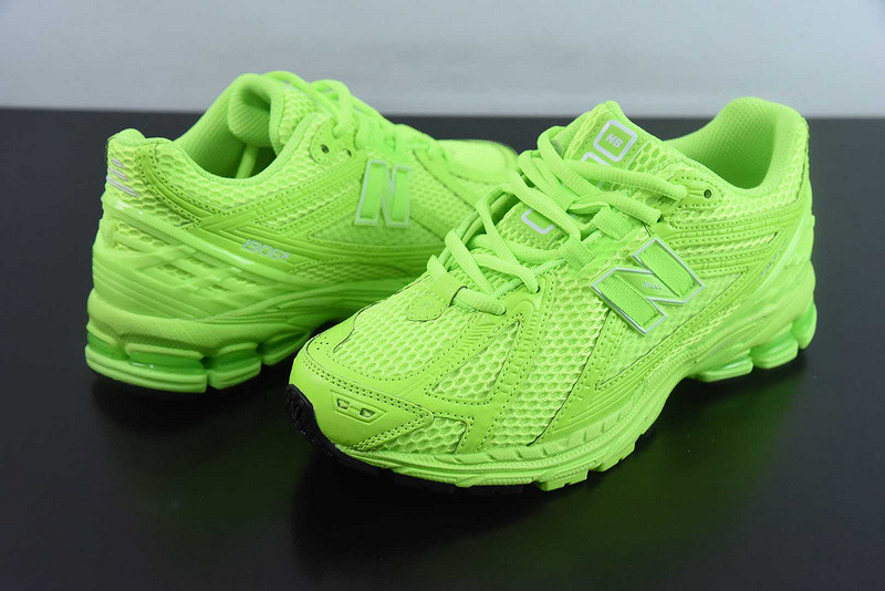 NEW BALANCE SNEAKER