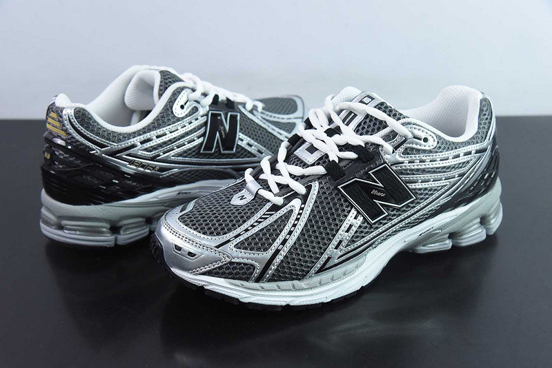 NEW BALANCE SNEAKER