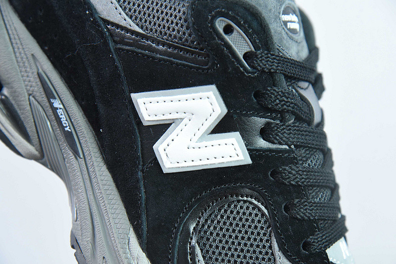 NEW BALANCE SNEAKER