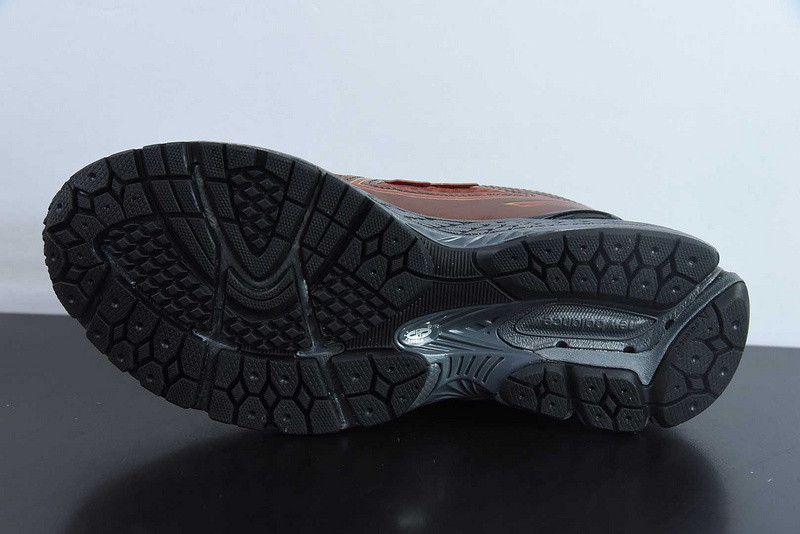 NEW BALANCE SNEAKER