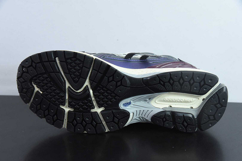 NEW BALANCE SNEAKER
