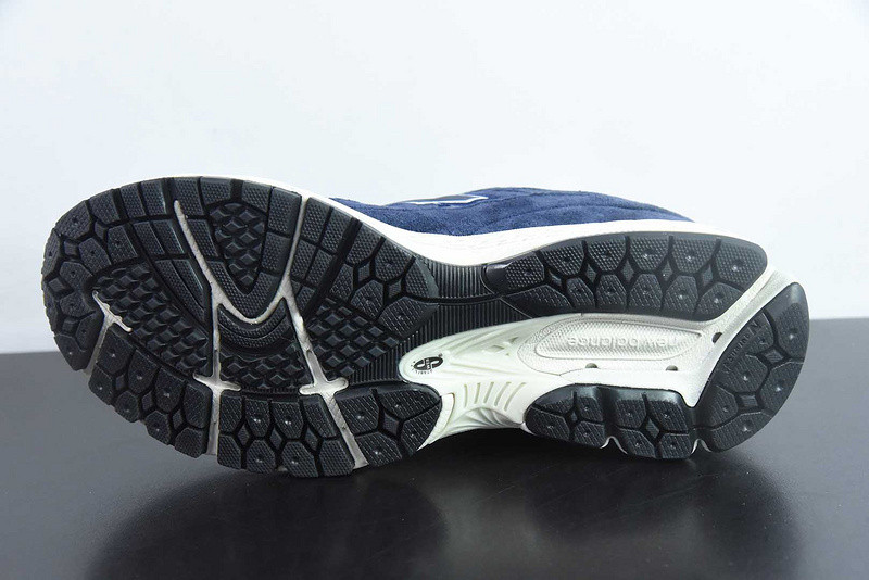NEW BALANCE SNEAKER