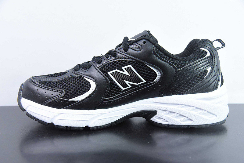 NEW BALANCE SNEAKER
