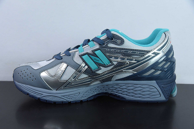 NEW BALANCE SNEAKER