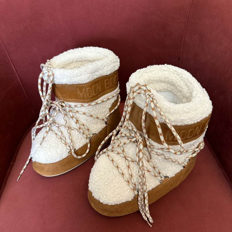 mOON bOOT