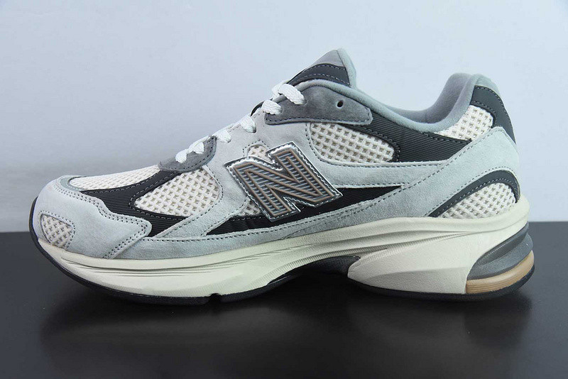 NEW BALANCE SNEAKER