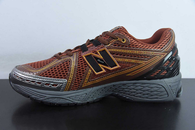 NEW BALANCE SNEAKER