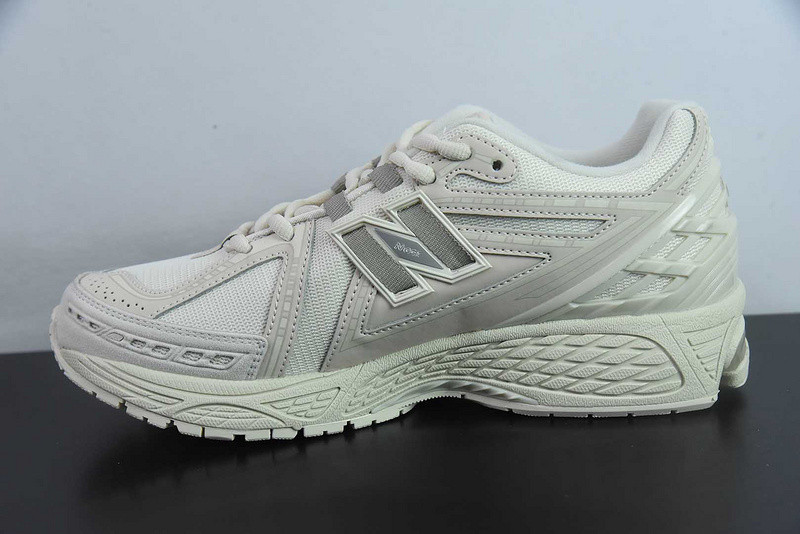 NEW BALANCE SNEAKER