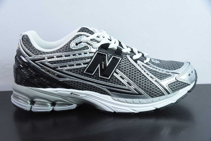 NEW BALANCE SNEAKER