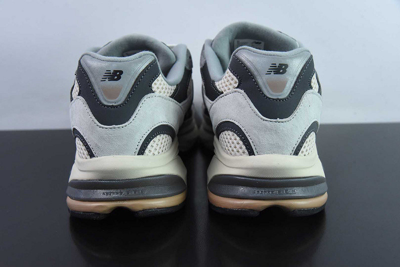 NEW BALANCE SNEAKER