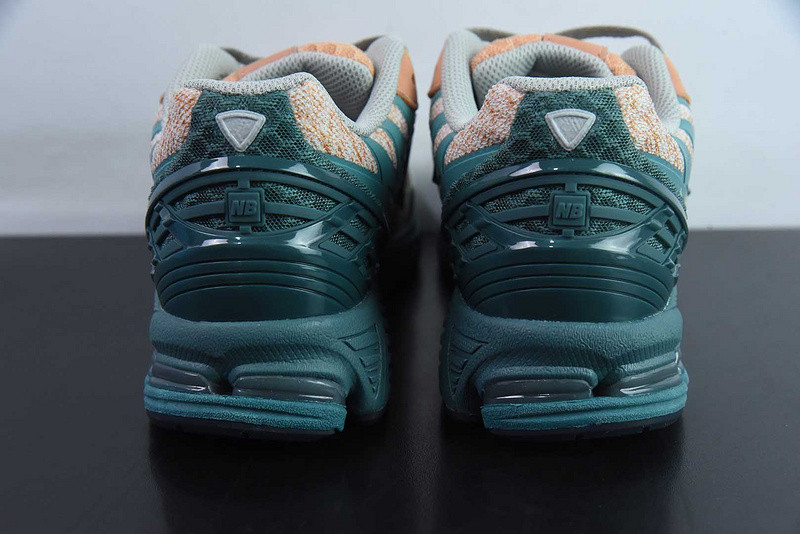 NEW BALANCE SNEAKER