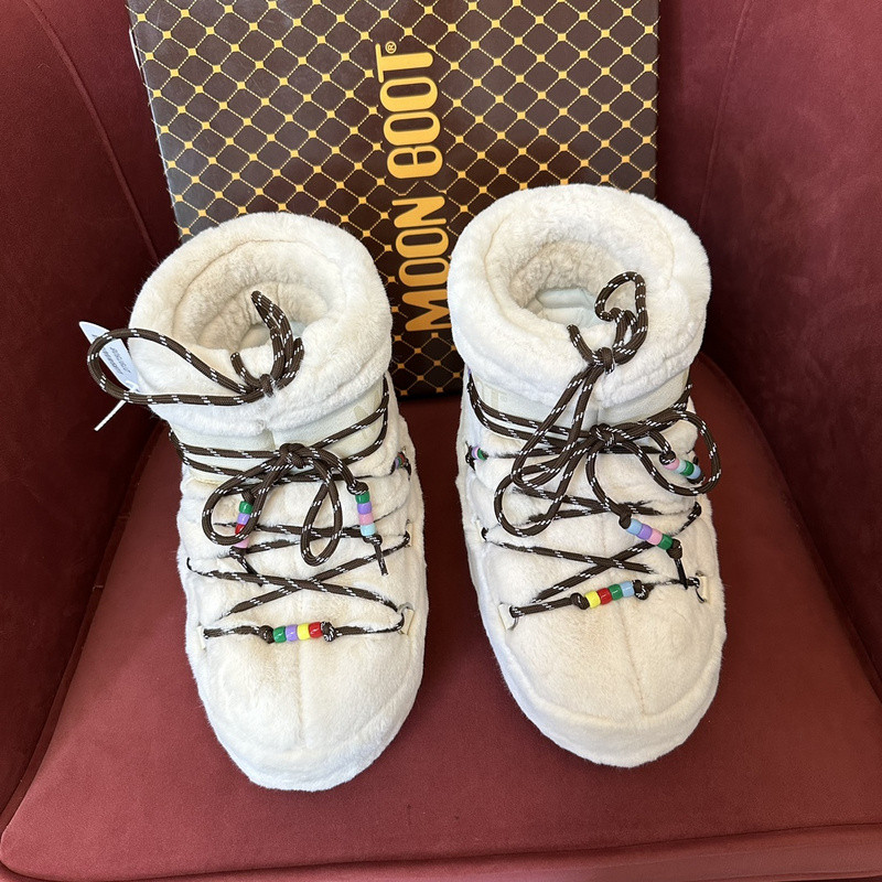 mOON bOOT