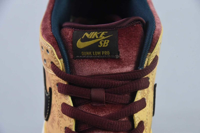 nike SB Dunk Low “City Of Cinema” FZ1278-200