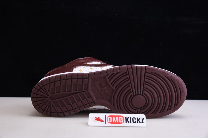 Svp*me x nike sb dunk low white/metallic gold-barkroot brown dh3228-103