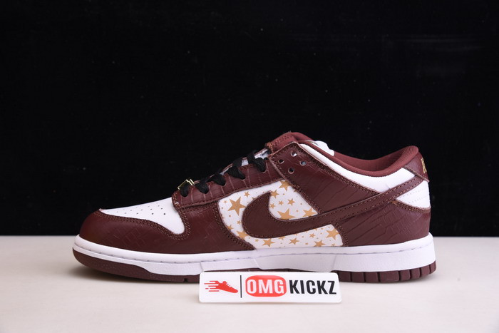 Svp*me x nike sb dunk low white/metallic gold-barkroot brown dh3228-103