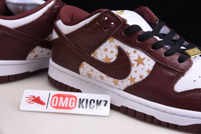 Svp*me x nike sb dunk low white/metallic gold-barkroot brown dh3228-103