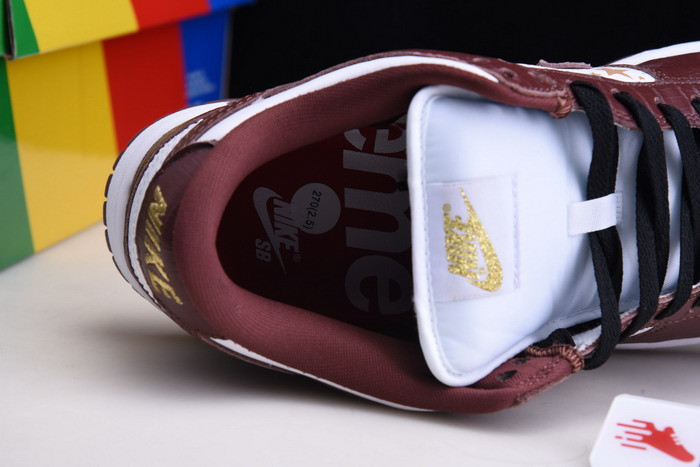 Svp*me x nike sb dunk low white/metallic gold-barkroot brown dh3228-103